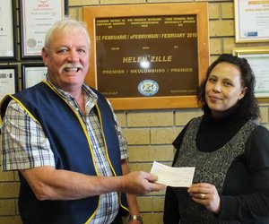 Links oorhandig Boats van Staden van Gansbaai Lionsklub â€˜n tjek ten bedrae van R1,500 aan Gansbaai Academia se Adjunkhoof, Carien Fortuin